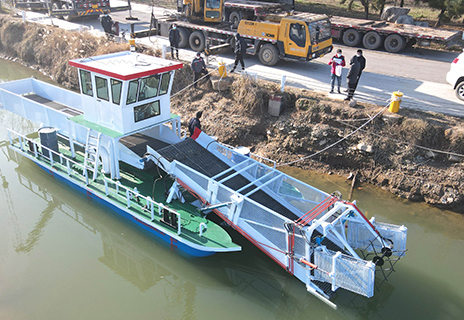 Barco de limpieza acuática