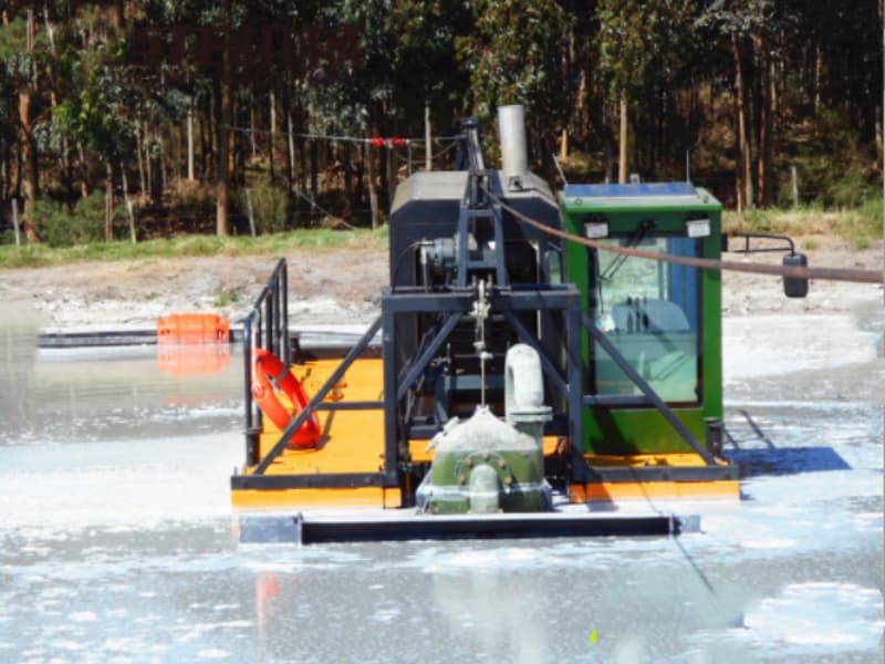 Draga de succión con cabezal de barrena propulsado hidráulicamente para dragado de ríos, lagos y estanques.