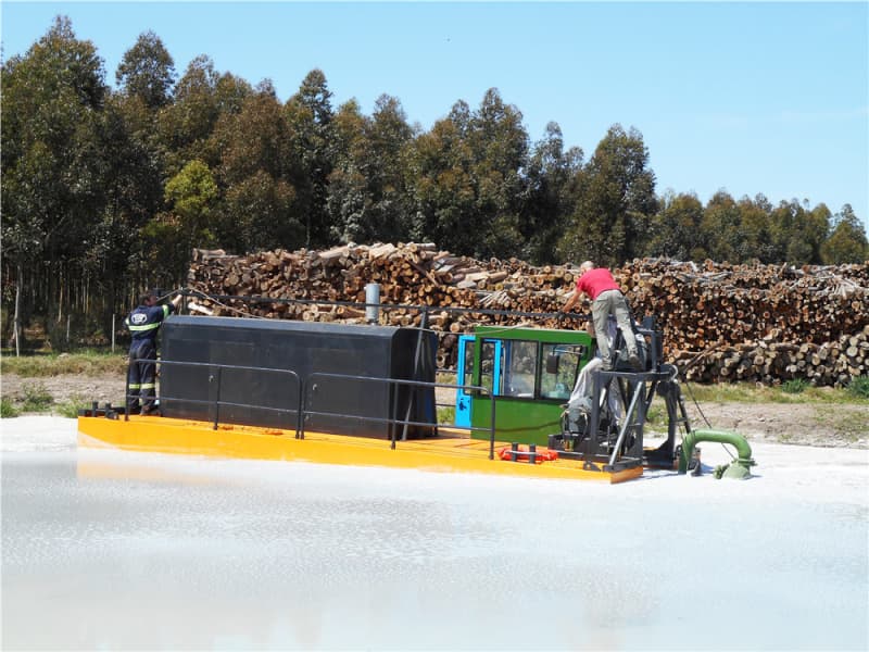 Draga de succión con cabezal de barrena propulsado hidráulicamente para dragado de ríos, lagos y estanques.