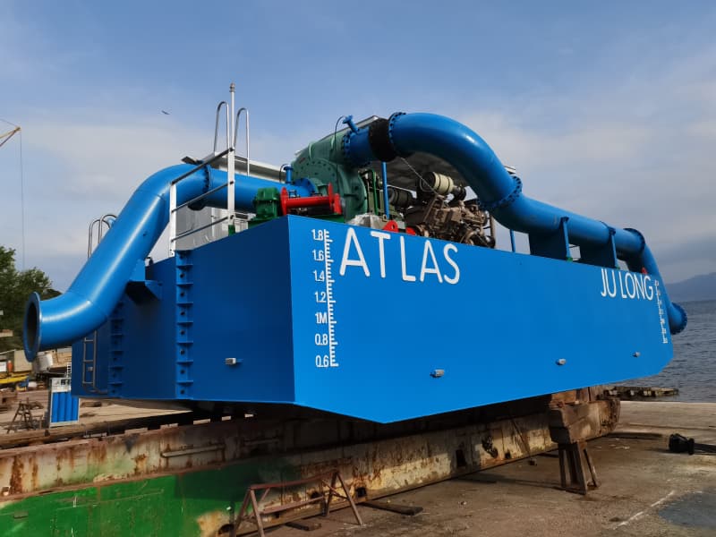 Estación de bombeo flotante con refuerzo de bomba para extender la distancia de descarga de la draga