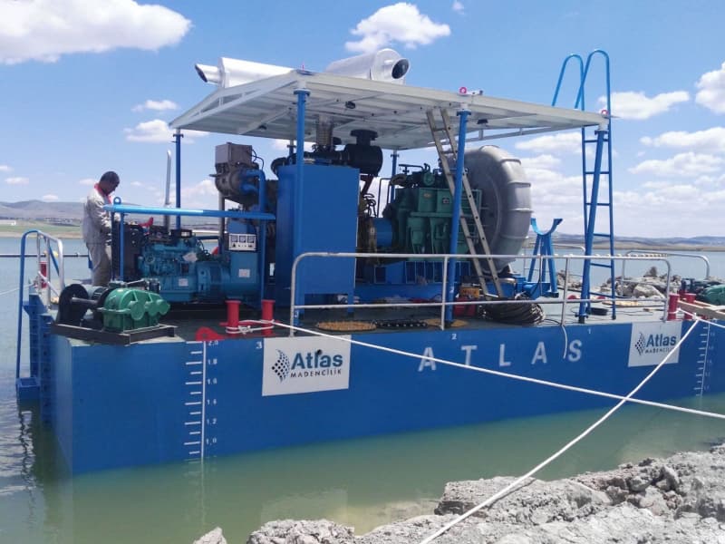 Estación de bombeo flotante con refuerzo de bomba para extender la distancia de descarga de la draga