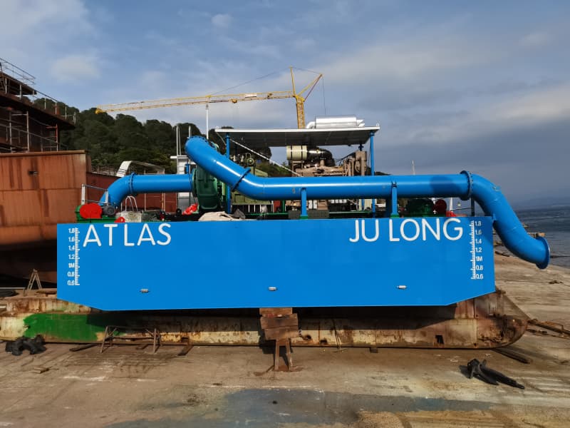 Estación de bombeo flotante con refuerzo de bomba para extender la distancia de descarga de la draga