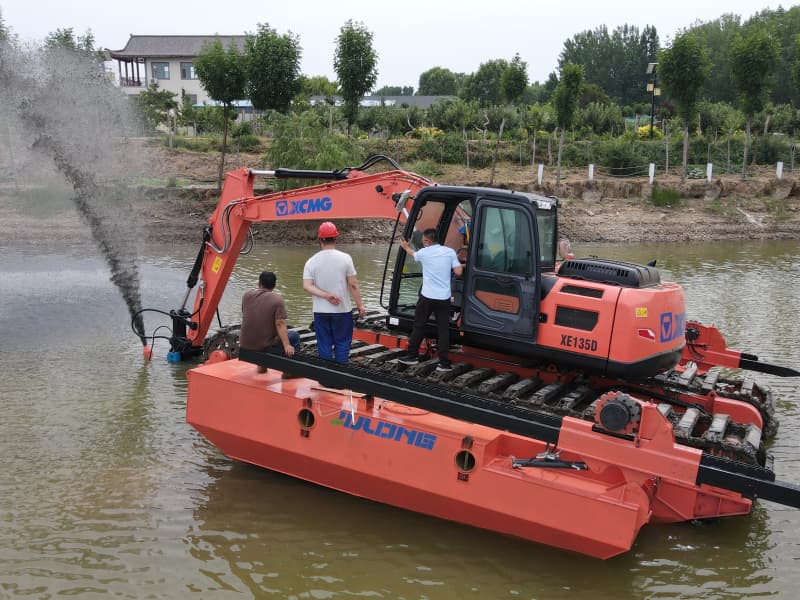 Excavadora anfibia equipada con pontones trabajando en el río Lake