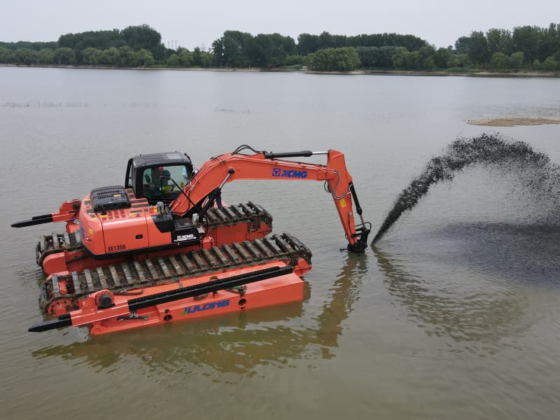 Excavadora anfibia equipada con pontones trabajando en el río Lake