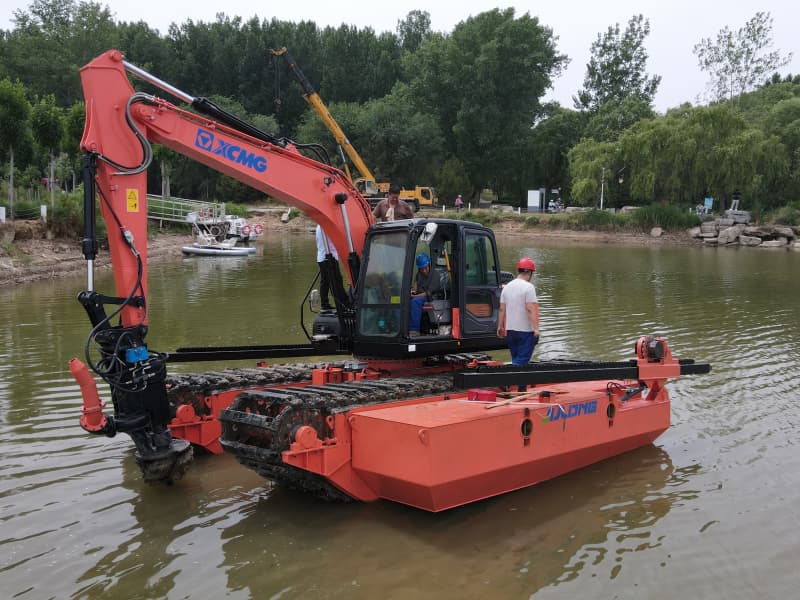 Excavadora anfibia equipada con pontones trabajando en el río Lake