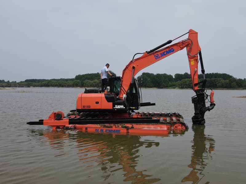Excavadora anfibia equipada con pontones trabajando en el río Lake