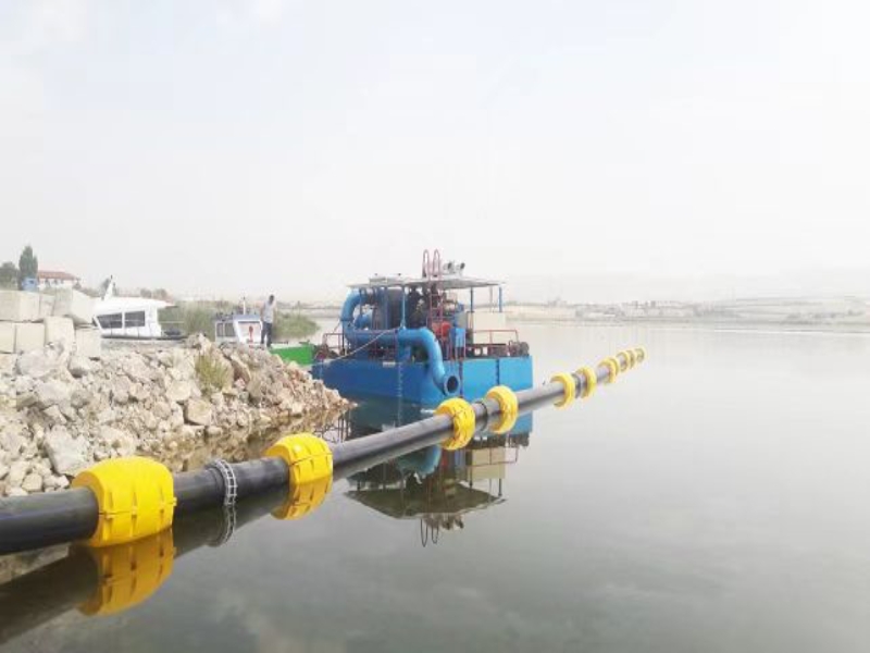 Estación de bombeo flotante con refuerzo de bomba para extender la distancia de descarga de la draga