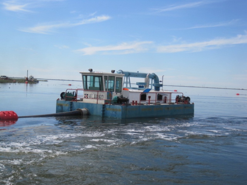 Estación de bombeo flotante con refuerzo de bomba para extender la distancia de descarga de la draga